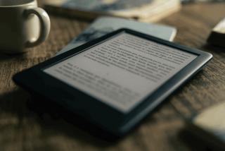 Reader liegend am Tisch